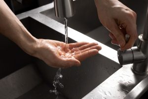 Слабое давление воды из скважины летом: причины и решения