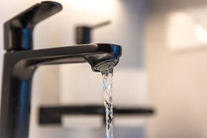 Слабое давление воды из скважины летом: причины и решения